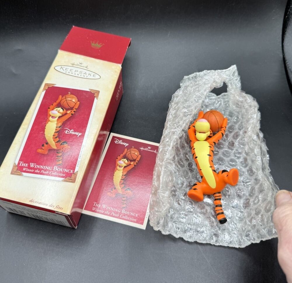 Hallmark Ornament The Winning Bounce Winnie Pooh Tigger Basketball 2004 MIB -7D